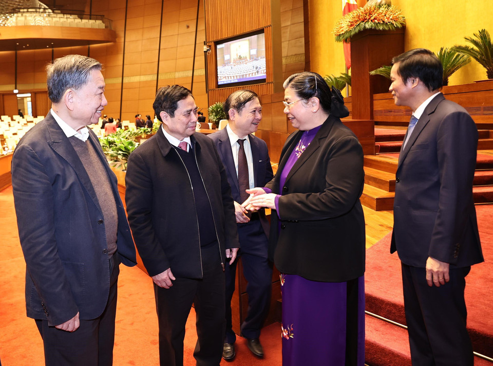 Phó Chủ tịch Thường trực Quốc hội Tòng Thị Phóng, Phó Chủ tịch Hội đồng Bầu cử quốc gia với các đại biểu. (Ảnh: Trọng Đức/TTXVN)