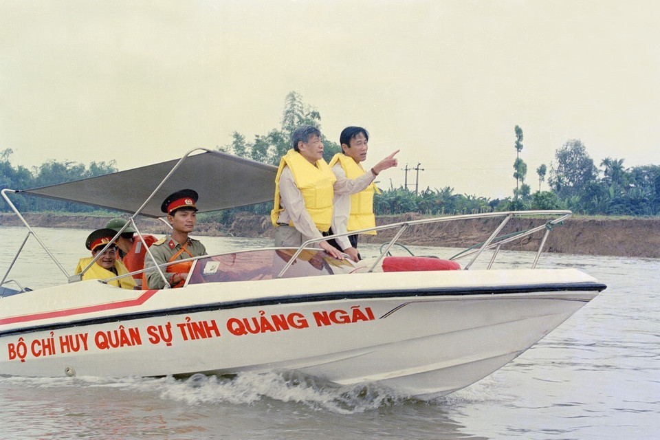 Tổng Bí thư Lê Khả Phiêu thị sát đoạn bờ sông Trà Khúc thuộc địa phận xã Nghĩa Dũng, thành phố Quảng Ngãi bị sạt lở sau đợt lũ tháng 12/1999. (Ảnh: Cao Phong/TTXVN)