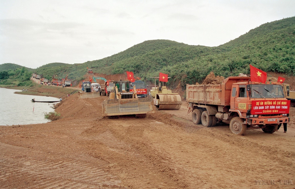 Lễ ra quân xây dựng đường Hồ Ch Minh giai đoạn I, sáng 6/4/2000, tại Khe Gát, xã Xuân Sơn, huyện Bố Trạch, tỉnh Quảng Bình. (Ảnh: Hoài Nam/TTXVN)