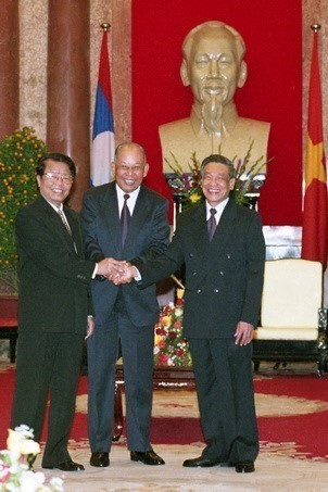  Tổng Bí thư Lê Khả Phiêu, Chủ tịch nước Trần Đức Lương và ông Khamtai Siphandon, Chủ tịch Ban chấp hành Trung ương Đảng NDCM Lào, Chủ tịch nước Lào tại Phủ Chủ tịch, trong chuyến thăm Việt Nam, ngày 4/1/1999. (Ảnh: Nguyễn Khang/TTXVN)