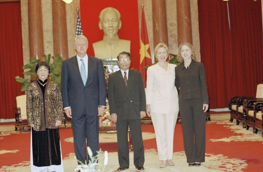 Tổng thống Hoa Kỳ Bill Clinton, Phu nhân và con gái chụp ảnh chung với Chủ tịch nước Trần Đức Lương và Phu nhân tại Lễ đón ở Phủ Chủ tịch, trong chuyến thăm chính thức Việt Nam, ngày 17/11/2000. (Ảnh: Minh Điền/TTXVN)