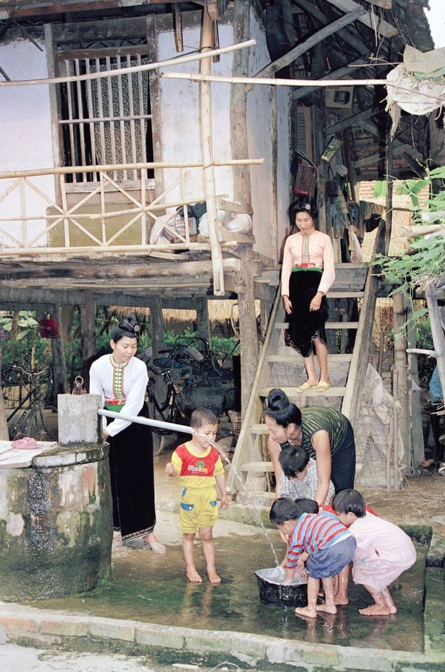 Người Thái ở bản Noong Chấn, huyện Điện Biên, tỉnh Điện Biên sử dụng nước sạch do UNICEF giúp đỡ (1999). (Ảnh: Phùng Triệu/TTXVN)