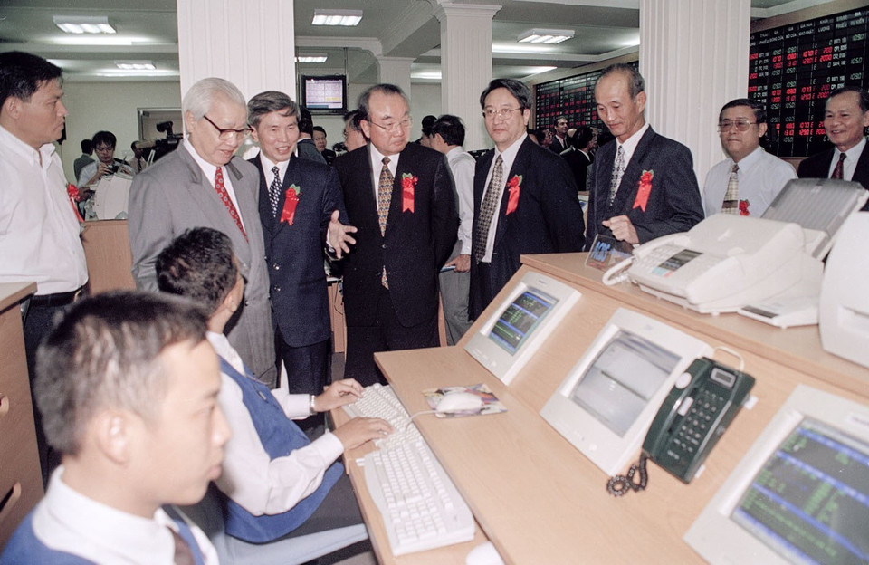 Ngày 20/7/2000, Trung tâm Giao dịch Chứng khoán Thành phố Hồ Chí Minh khai trương, đánh dấu sự ra đời chính thức của Thị trường chứng khoán ở Việt Nam. (Ảnh: Tứ Hải/TTXVN)