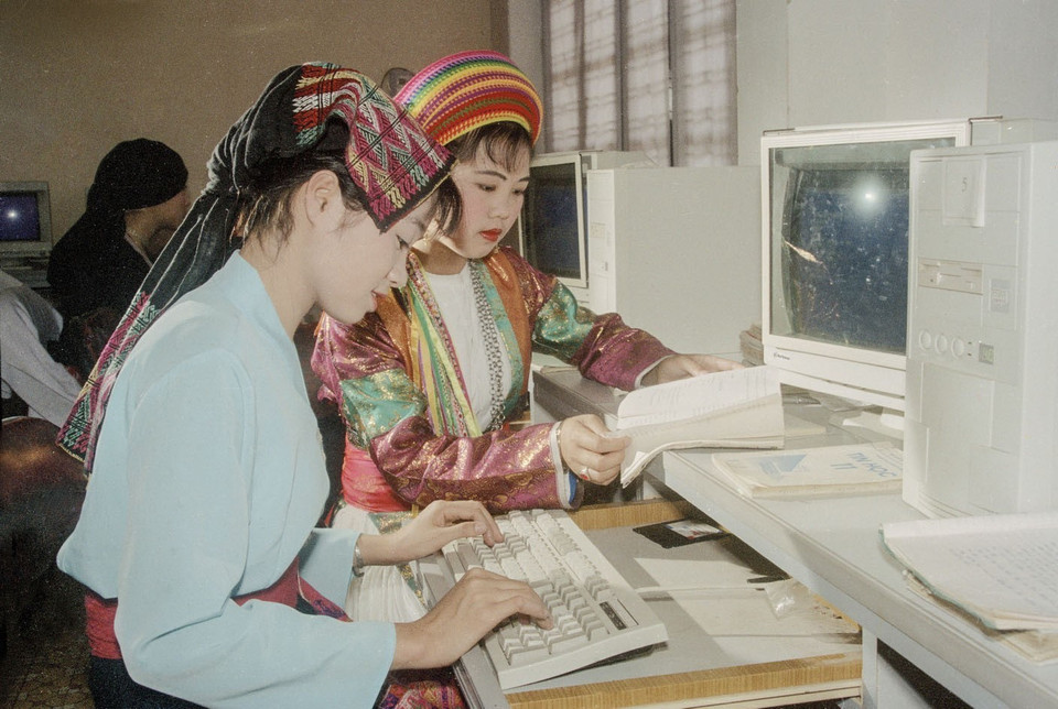  Giờ học máy tính của học sinh Trường Phổ thông vùng cao Việt Bắc (1997). (Ảnh: Trần Tống/TTXVN)