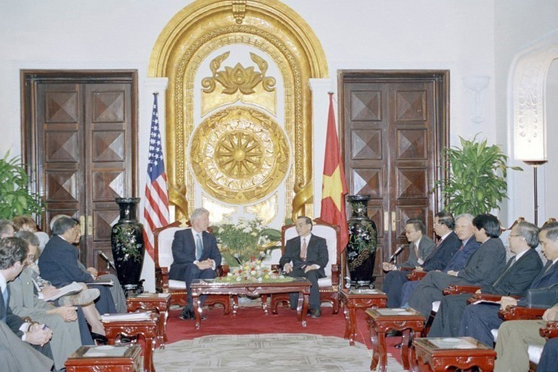 Tổng thống Hoa Kỳ Bill Clinton hội kiến Thủ tướng Phan Văn Khải trong chuyến thăm chính thức Việt Nam từ 16-9/11/2000. (Ảnh: Thế Thuần/TTXVN)