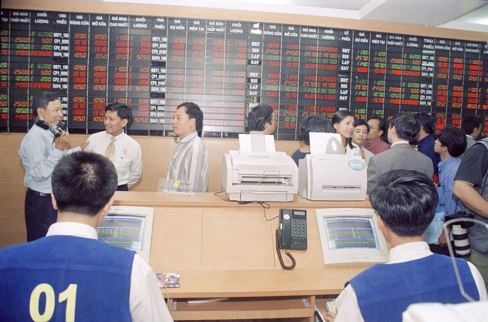 Ngày 20/7/2000, Trung tâm Giao dịch Chứng khoán Thành phố Hồ Chí Minh khai trương, đánh dấu sự ra đời chính thức của Thị trường chứng khoán ở Việt Nam. (Ảnh: Tứ Hải/TTXVN)