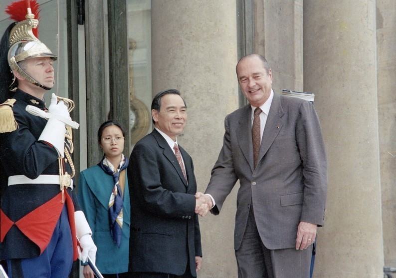 Ngày 1/4/1998, tại Phủ Tổng thống ở Thủ đô Paris, Tổng thống Jacques Chirac tiếp Thủ tướng Phan Văn Khải thăm chính thức Cộng hòa Pháp. (Ảnh: Kim Hùng/TTXVN)