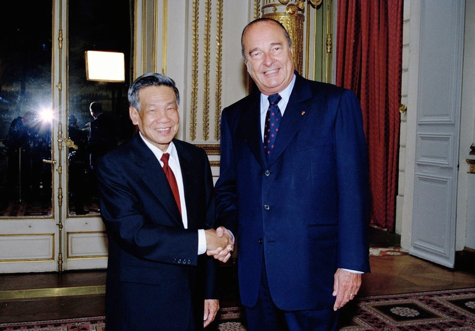 Tổng thống Pháp Jacques Chirac đón Tổng Bí thư Lê Khả Phiêu tại Điện Élysée ở Thủ đô Paris, tối 22/5/2000 trong chuyến thăm chính thức Cộng hòa Pháp. (Ảnh: Cao Phong/TTXVN)