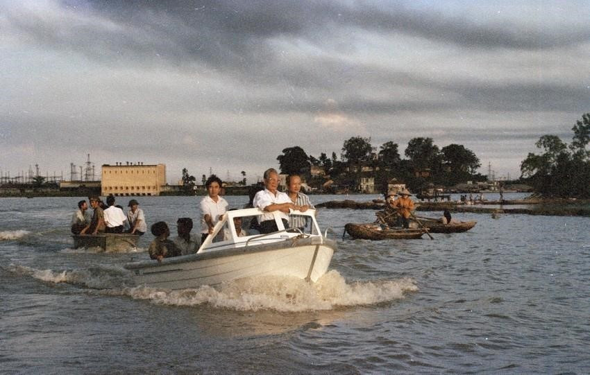 Chủ tịch nước Lê Đức Anh đi kiểm tra tình hình lũ lụt và bảo vệ đê điều ở xã Đức Long, huyện Quế Võ, tỉnh Hà Bắc (nay thuộc tỉnh Bắc Ninh), ngày 24/8/1996. (Ảnh: Cao Phong/TTXVN)