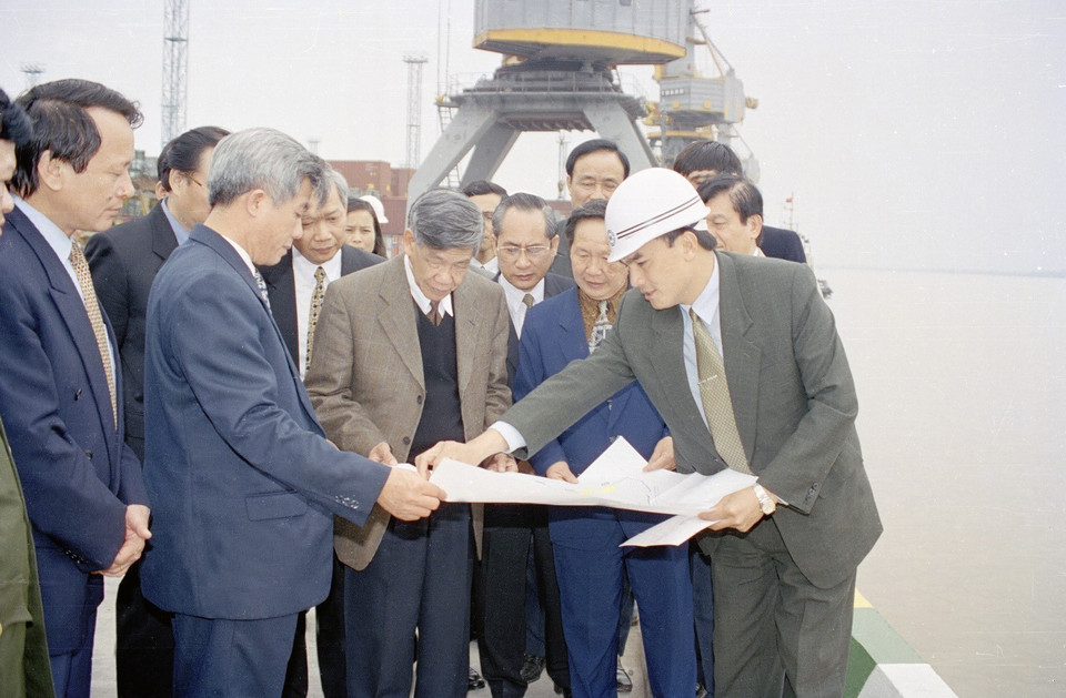 Tổng Bí thư Lê Khả Phiêu thăm cảng Chùa Vẽ (Hải Phòng), ngày 10/3/2000. (Ảnh: Cao Phong/TTXVN)