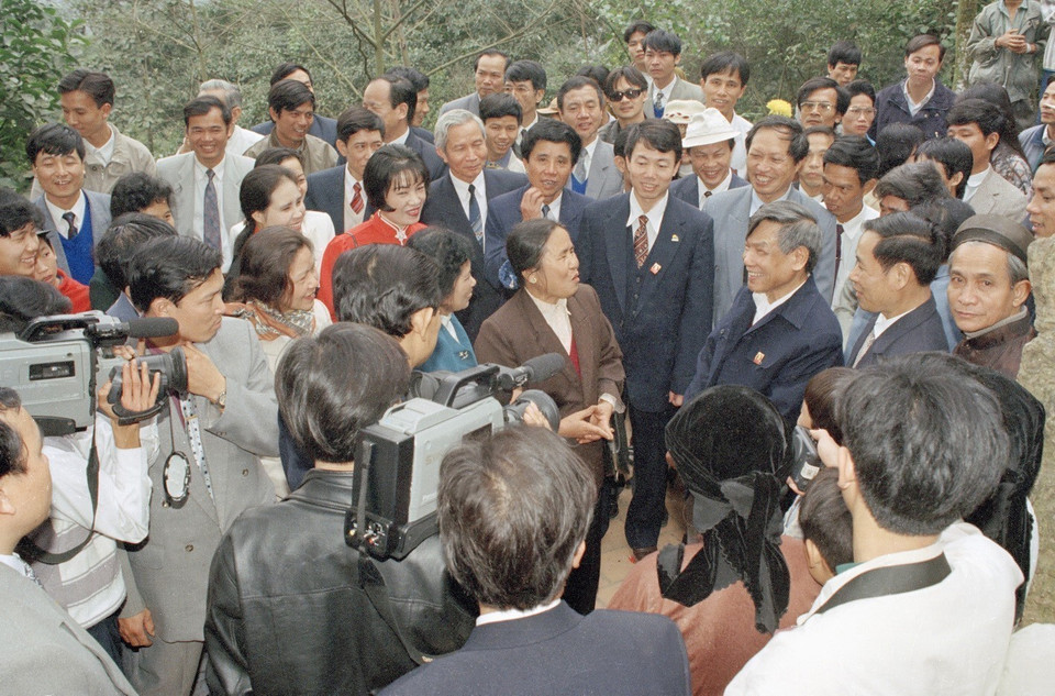 Tổng Bí thư Lê Khả Phiêu gặp gỡ nhân dân tại Đền Hùng (Phú Thọ), ngày 22/2/1998. (Ảnh: Cao Phong/TTXVN)