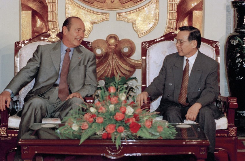 Thủ tướng Phan Văn Khải hội kiến Tổng thống Jacques Chirac lần đầu tiên thăm chính thức Việt Nam và dự Hội nghị Thượng đỉnh Cộng đồng Pháp ngữ lần thứ 7, tại Hà Nội, từ ngày 12-16/11/1997. (Ảnh: Nguyễn Khang/TTXVN)