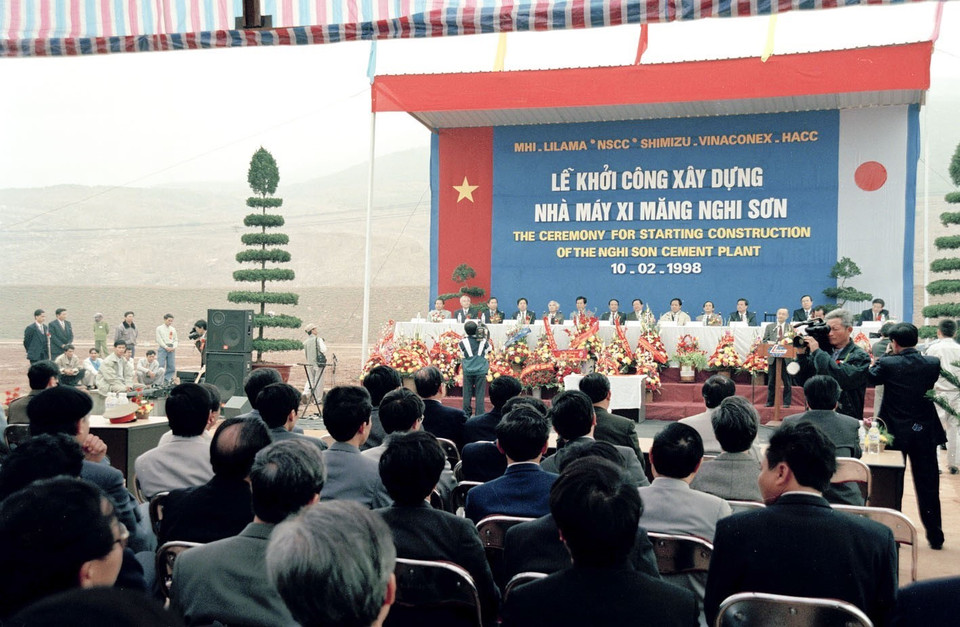  Lễ khởi công Nhà máy ximăng Nghi Sơn (Thanh Hóa), ngày 10/2/1998. (Ảnh: Nguyễn Dân/TTXVN)