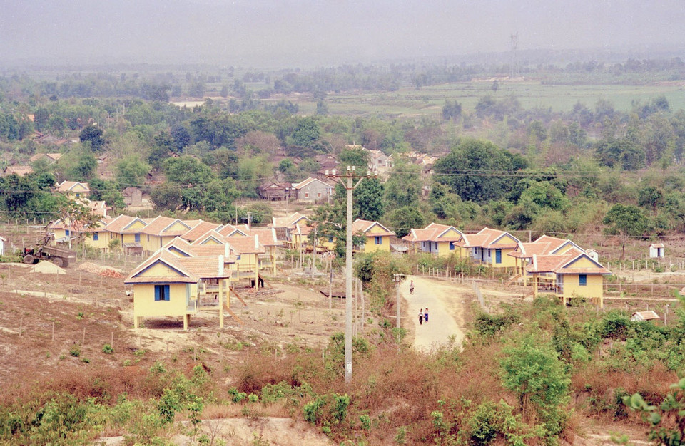 Làng định canh định cư Kon Mlá, xã Ngọc Bay, thị xã Kon Tum (1999). (Ảnh: Đình Na/TTXVN)