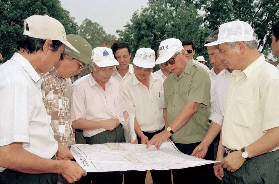 Ngày 11/7/1997, Thủ tướng Võ Văn Kiệt đi kiểm tra tiến độ thi công tuyến đường cao tốc Láng (Hà Nội) đi Hòa Lạc (Hà Tây), dự kiến hoàn thành đầu năm 1998. (Ảnh: Minh Đạo/TTXVN)