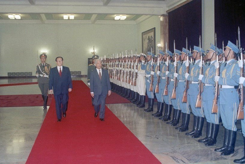 Ngày 14/7/1997, Tổng Bí thư, Chủ tịch Trung Quốc Giang Trạch Dân chủ trì lễ đón Tổng Bí thư Đỗ Mười thăm hữu nghị chính thức Trung Quốc từ ngày 14-18/7/1997. (Ảnh: Xuân Lâm/TTXVN)