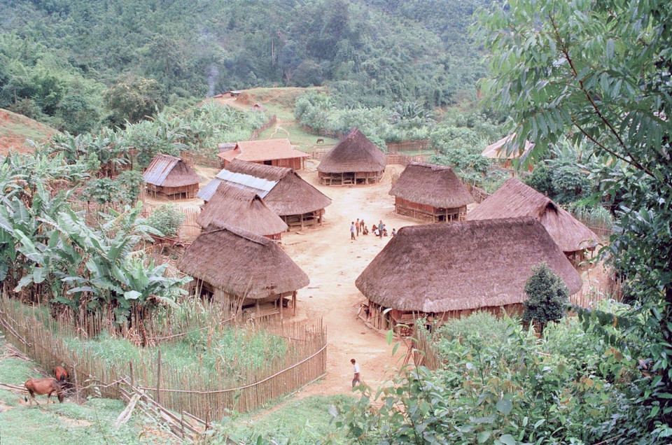 Bản định cư A Chung của người Cà Tu (xã A Ting, huyện Hiên, tỉnh Quảng Nam), năm 1997. (Ảnh: Công Điền/TTXVN)