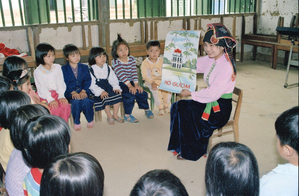 Giờ học của trẻ mẫu giáo ở Tuần Giáo, tỉnh Lai Châu (năm 1997). (Ảnh: Trọng Nghiệp/TTXVN)