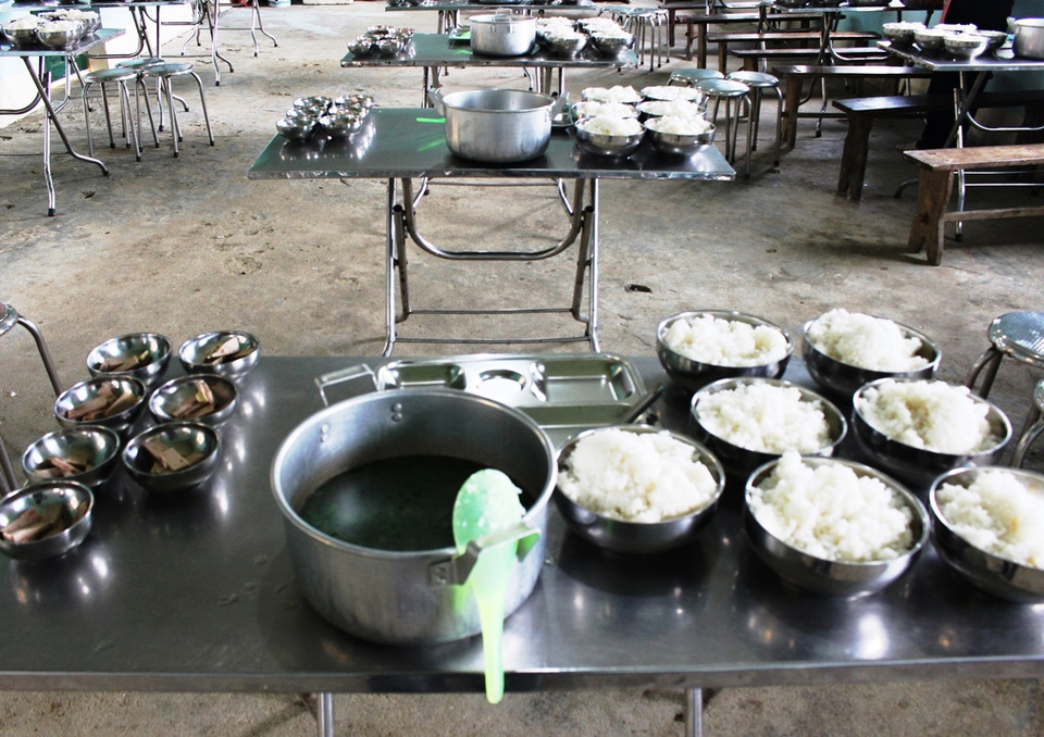 Bữa cơm trưa của các em học sinh Trường phổ thông bán trú trung học cơ sở Tả Ván. (Ảnh: Hùng Võ/Vietnam+)