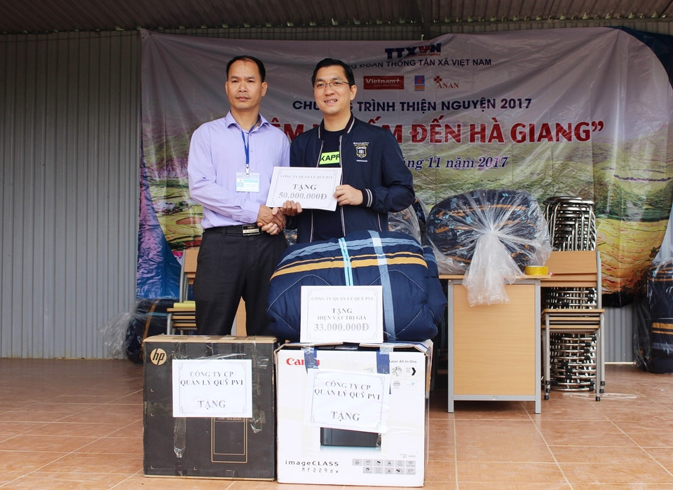 Ông Hoàng Văn Kiên, Phó Tổng giám đốc Công ty Cổ phần quỹ PVI trao 50 triệu đồng cho Trường phổ thông bán trú trung học cơ sở Tả Ván. (Ảnh: Hùng Võ/Vietnam+)