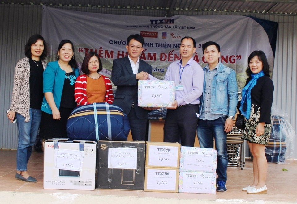 Lãnh đạo Công đoàn TTXVN và Báo Điện tử VietnamPlus trao tặng quà cho Trường Phổ thông Dân tộc bán trú Trung học Cơ sở xã Tả Ván. (Ảnh: Hùng Võ/Vietnam+)