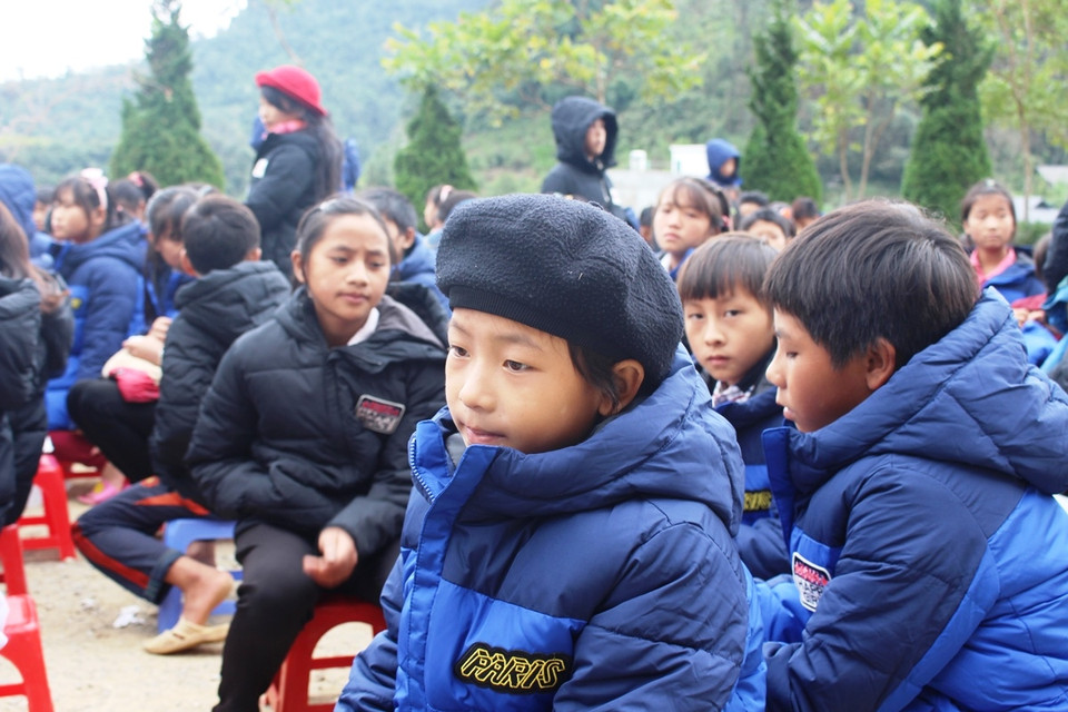 Các em học sinh Trường phổ thông bán trú trung học cơ sở Tả Ván khoác áo ấm mới. (Ảnh: Hùng Võ/Vietnam+)