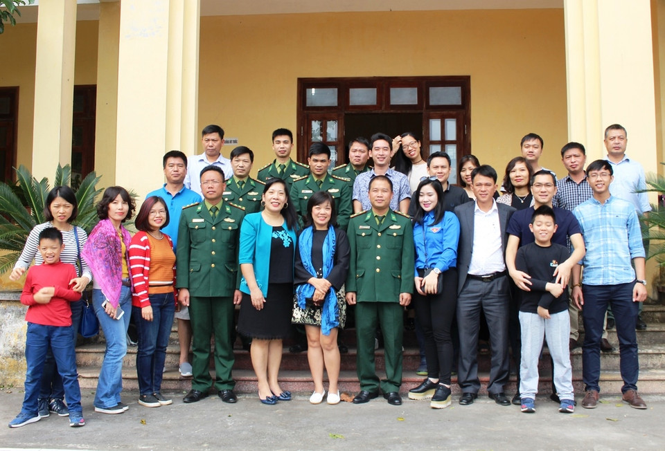 Đoàn thiện nguyện chụp ảnh lưu niệm cùng cán bộ, chiến sỹ Đồn Biên phòng Tùng Vài, huyện Quản Bạ. (Ảnh: Hùng Võ/Vietnam+)