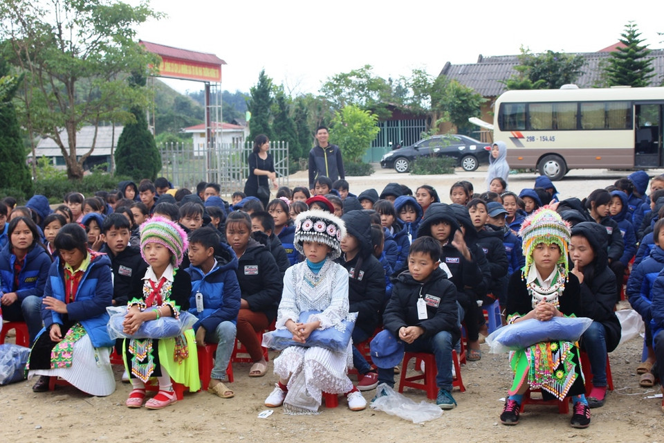 Các em học sinh Trường phổ thông bán trú trung học cơ sở Tả Ván tập trung nhận áo ấm. (Ảnh: Hùng Võ/Vietnam+)