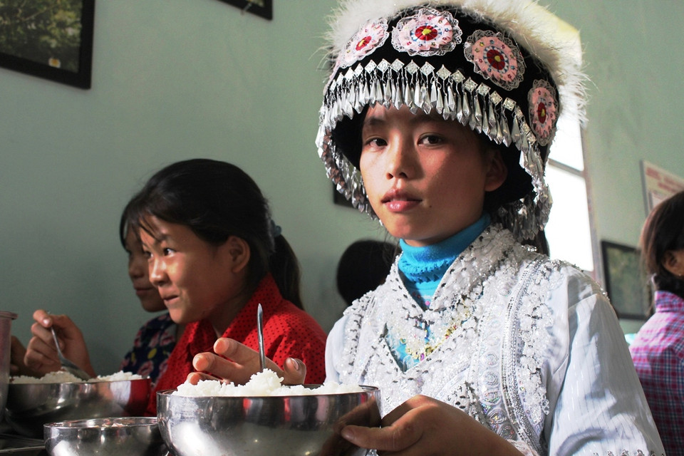 Các em học sinh Trường phổ thông bán trú trung học cơ sở Tả Ván ăn trưa ngay tại khu bán trú của trường. (Ảnh: Hùng Võ/Vietnam+)