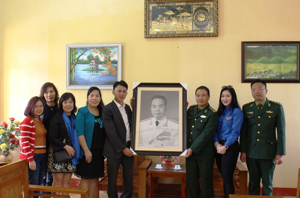Nhân dịp này, Công đoàn TTXVN cũng ghé thăm và trao tặng bức tranh “Đại tướng Võ Nguyên Giáp” và một số quà cho cán bộ, chiến sỹ Đồn Biên phòng Tùng Vài, huyện Quản Bạ. (Ảnh: Hùng Võ/Vietnam+)
