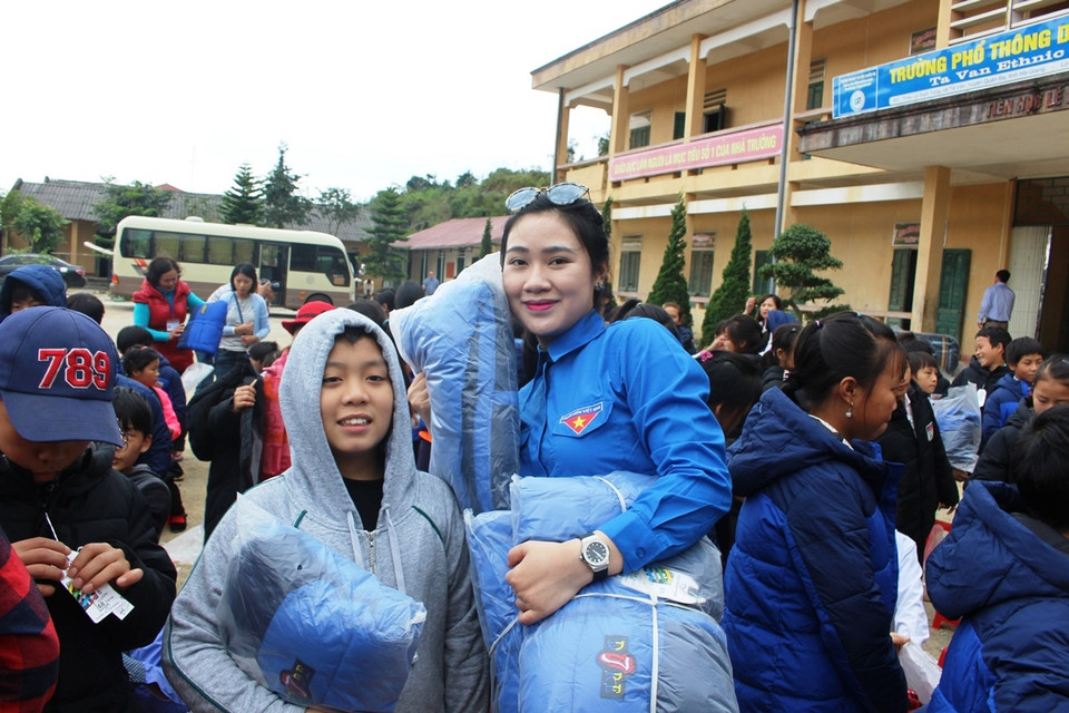 Những món quà ​thêm hơi ấm đến với Trường Phổ thông Dân tộc bán trú Trung học Cơ sở xã Tả Ván. (Ảnh: Hùng Võ/Vietnam+)