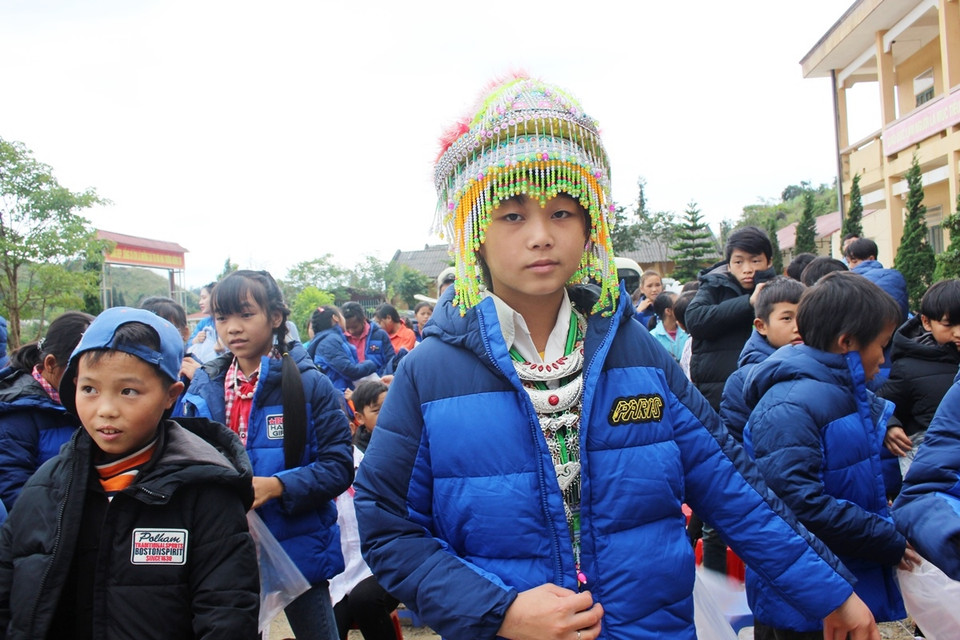 Những chiếc áo sưởi ấm cho các em học sinh Trường phổ thông bán trú trung học cơ sở Tả Ván. (Ảnh: Hùng Võ/Vietnam+)