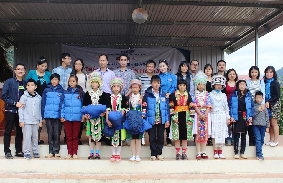 Đoàn thiện nguyện trao tặng quà cho các em học sinh Trường phổ thông bán trú trung học cơ sở Tả Ván, huyện Quản Bạ, tỉnh Hà Giang. (Ảnh: Hùng Võ/Vietnam+)