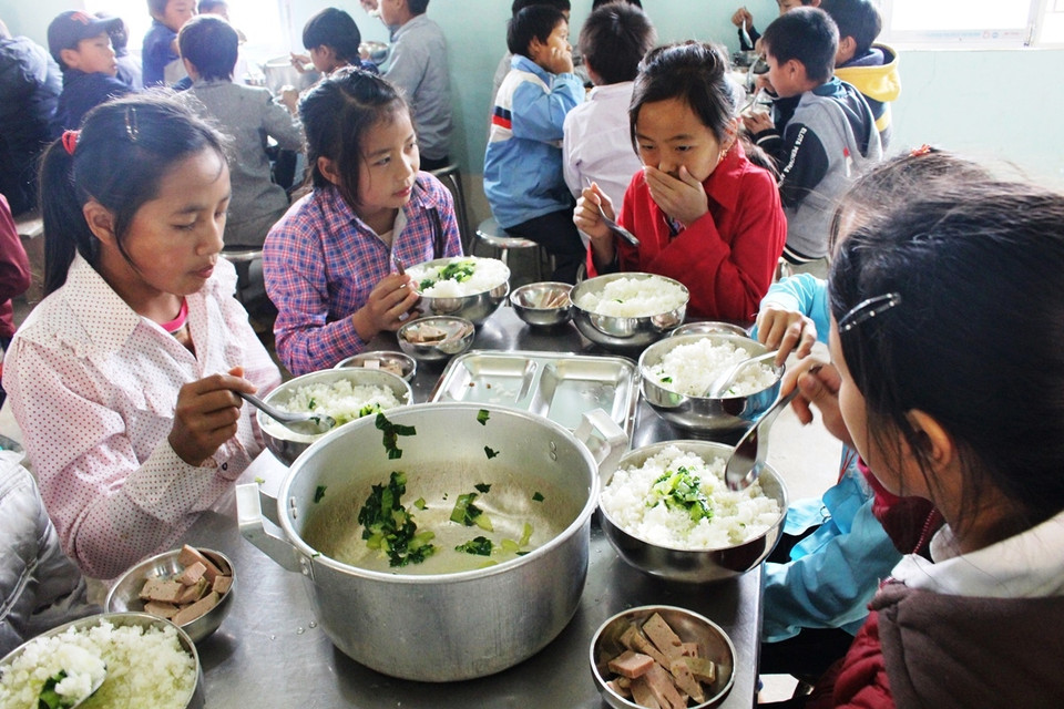 Các em học sinh Trường phổ thông bán trú trung học cơ sở Tả Ván ăn cơm trưa. (Ảnh: Hùng Võ/Vietnam+)