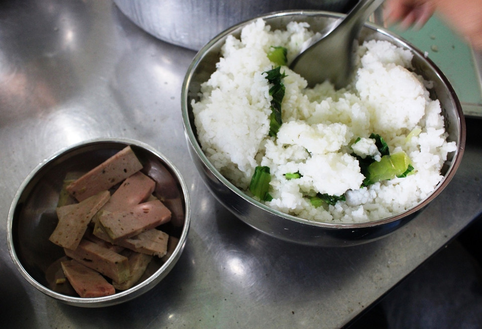 Thức ăn trong bữa cơm trưa của các em học sinh Trường phổ thông bán trú trung học cơ sở Tả Ván. (Ảnh: Hùng Võ/Vietnam+)