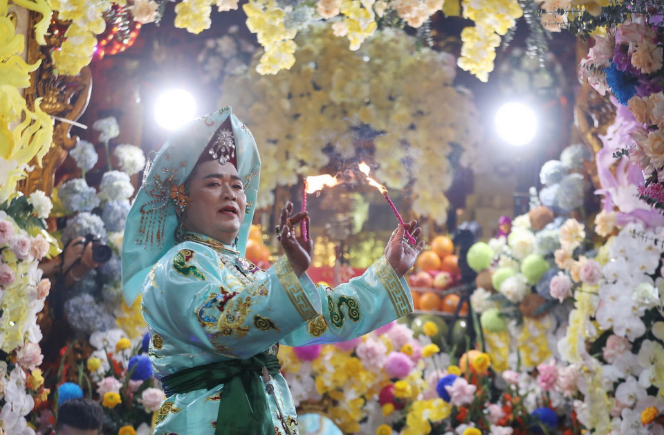 Nghệ nhân dân gian Nguyễn Văn Quân, phường Nghĩa Đô, quận Cầu Giấy, thành phố Hà Nội diễn xướng Chầu văn khai mạc Liên hoan. (Ảnh: Anh Tuấn/TTXVN)