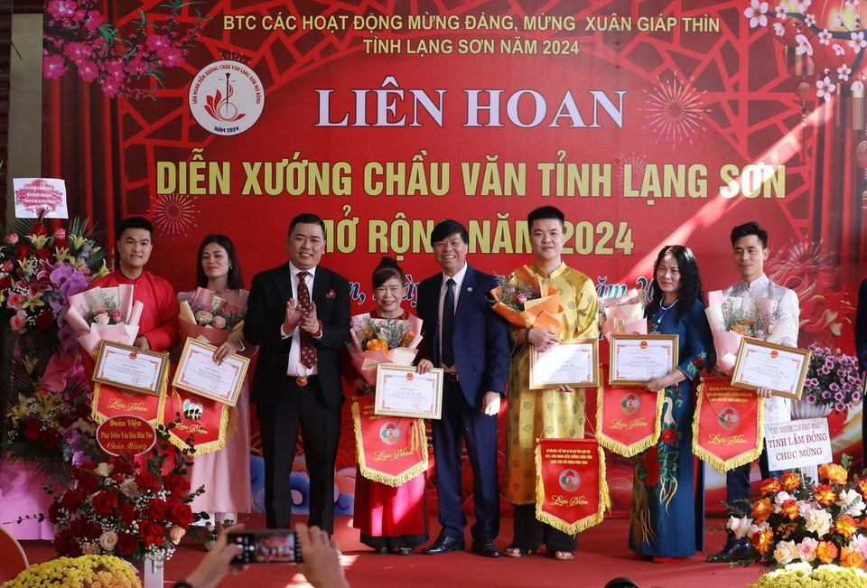 Các nghệ nhân, thanh đồng nhận cờ, hoa và Giấy khen của Sở Văn hóa, Thể thao và Du lịch tỉnh Lạng Sơn. (Ảnh: Anh Tuấn/TTXVN)