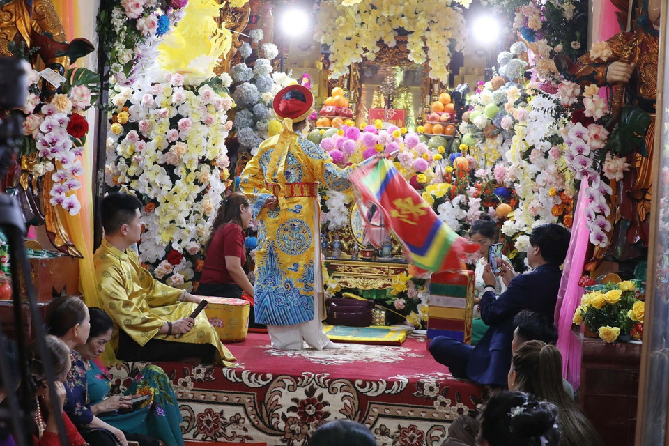 Thanh đồng Đinh Thị Dậu, Thủ nhang Đền Cảnh Xanh và Ngọc Linh Điện, phường Phan Thiết, thành phố Tuyên Quang thể hiện các nghi lễ diễn xướng chầu văn của mình tại Liên hoan.(Ảnh: Anh Tuấn/TTXVN)