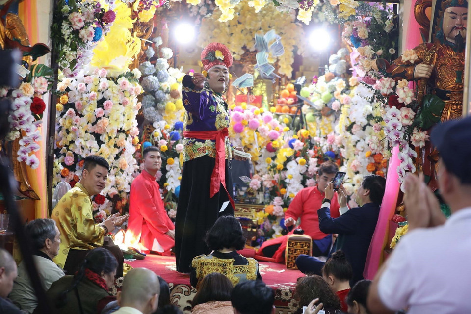 Một nghi thức trong diễn xướng Chầu văn được thực hiện tại Liên hoan diễn xướng Chầu văn tỉnh Lạng Sơn mở rộng năm 2024. (Ảnh: Anh Tuấn/TTXVN)