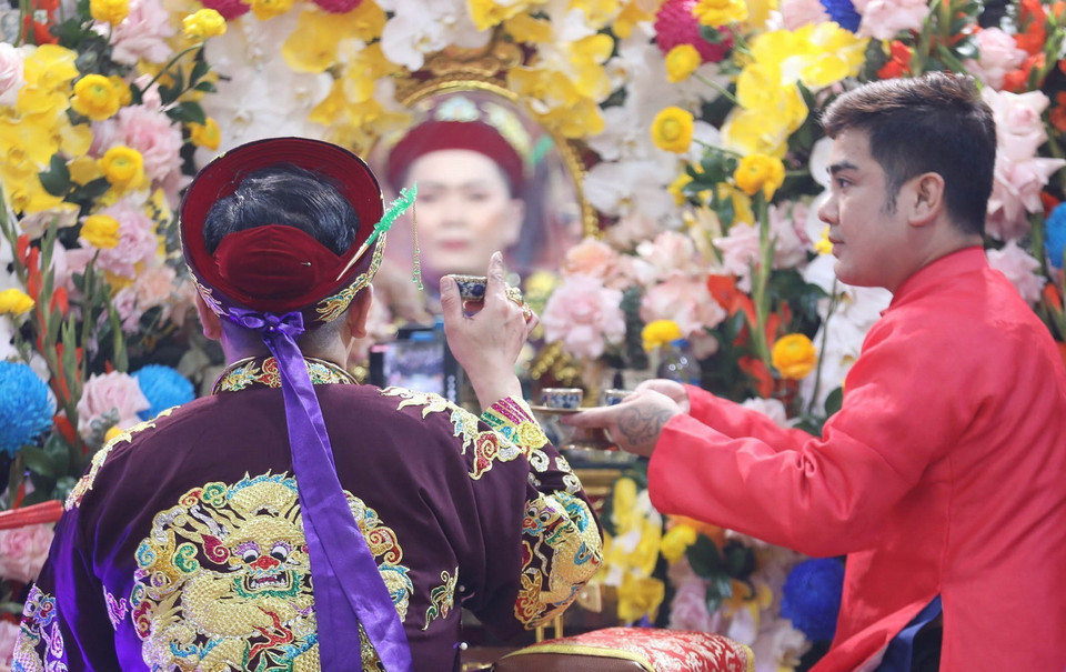 Nghệ nhân dân gian Nguyễn Văn Quân, phường Nghĩa Đô, quận Cầu Giấy, thành phố Hà Nội diễn xướng Chầu văn khai mạc Liên hoan. (Ảnh: Anh Tuấn/TTXVN)