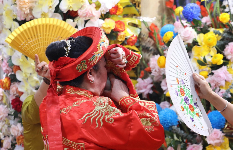 Nghệ nhân nhân dân Hoàng Thị Mai, Thủ nhang Hoàng Ân Linh Điện, phường Nông Tiến, thành phố Tuyên Quang thể hiện các nghi lễ diễn xướng chầu văn của mình tại Liên hoan. (Ảnh: Anh Tuấn/TTXVN)