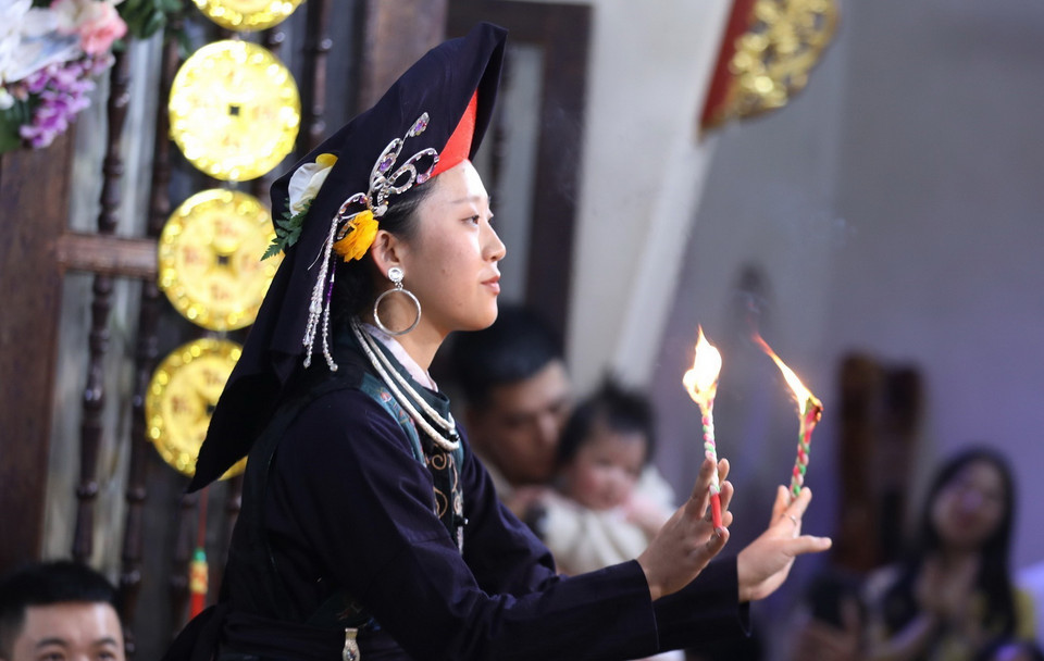 Thanh đồng Trần Thảo Ngọc, Thủ nhang Đền Thiên Linh Đông Cuông Vọng Từ, Thôn Rré, xã Phú Hội, huyện Đức Trọng, tỉnh Lâm Đồng thể hiện các nghi lễ diễn xướng Chầu văn của mình. (Ảnh: Anh Tuấn/TTXVN)