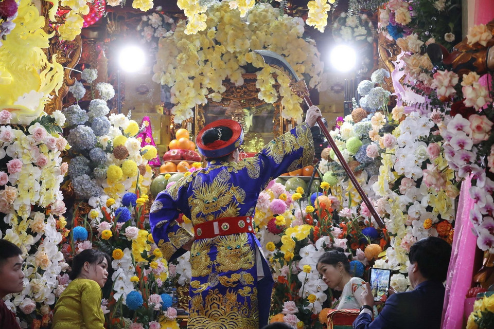 Nghệ nhân nhân dân Hoàng Thị Mai, Thủ nhang Hoàng Ân Linh Điện, phường Nông Tiến, thành phố Tuyên Quang thể hiện các nghi lễ diễn xướng chầu văn của mình tại Liên hoan. (Ảnh: Anh Tuấn/TTXVN)