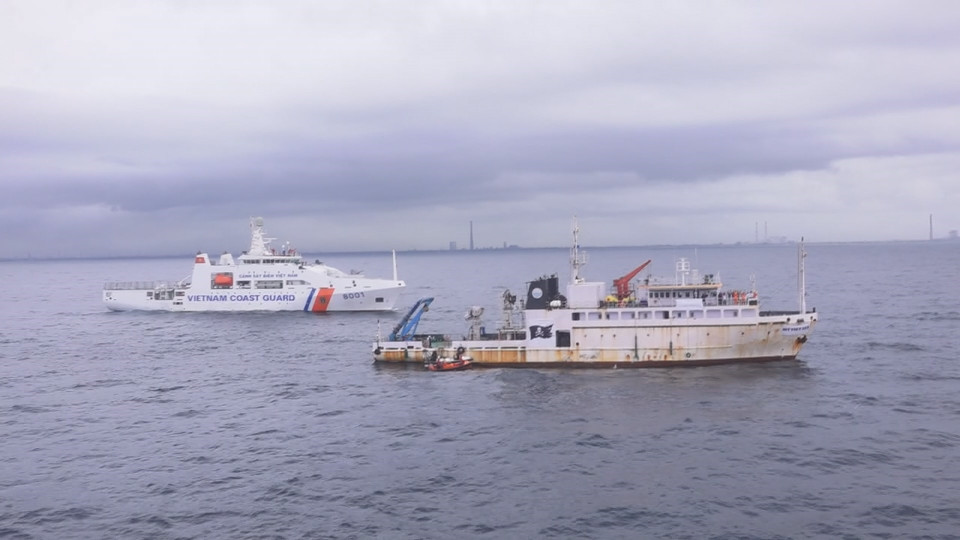 Các hoạt động diễn tập xoay quanh kịch bản giải cứu thủy thủ một tàu chở dầu bị bắt cóc trong một chiến dịch chống cướp biển chung và triển khai một số khoa mục nổi bật khác như chữa cháy trên biển, phối hợp hoạt động lên tàu và cứu hộ cứu nạn. (Ảnh: TTXVN phát)