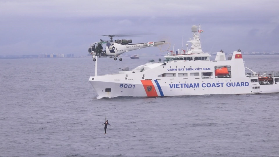 Tham gia diễn tập bên phía Việt Nam là tàu Cảnh sát biển 8001- Bộ Tư lệnh Vùng Cảnh sát biển 3, trong khi Ấn Độ huy động 3 tàu bảo vệ bờ biển, 1 máy bay Dornier, 1 máy bay trực thăng Chetak và tàu Sagar Manjusa của Viện công nghệ hải dương quốc gia. (Ảnh: TTXVN phát)