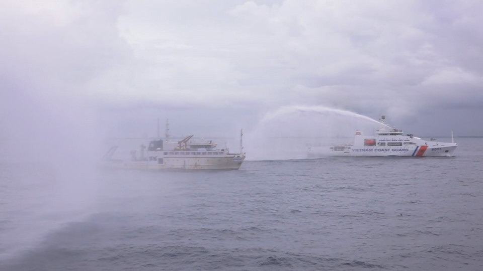 Diễn tập chữa cháy tàu trên biển. (Ảnh: TTXVN phát)