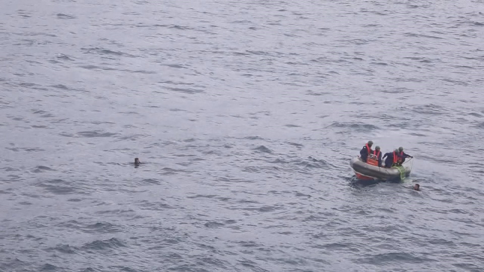 Diễn tập cứu nạn nhân bị đuối nước. (Ảnh: TTXVN phát)