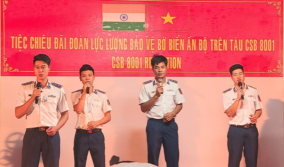 Trước đó, ngày 3/10, thủy thủ tàu 8001 đã giao lưu văn hóa, văn nghệ, thể dục thể thao với sĩ quan các tàu của Vùng phía Đông Lực lượng Bảo vệ bờ biển Ấn Độ. (Ảnh: TTXVN phát)