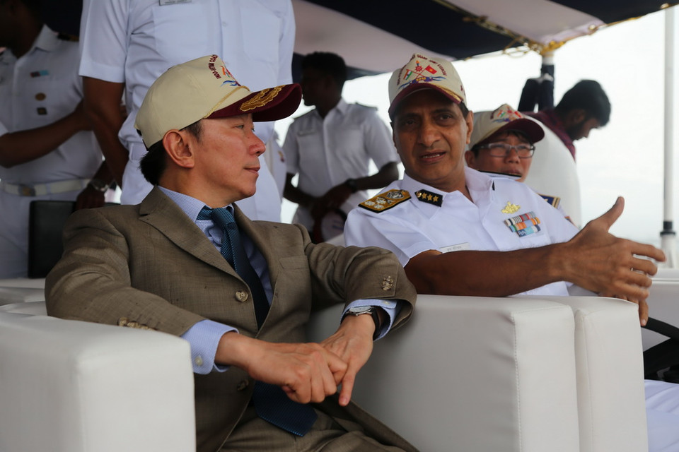  Đại sứ Việt Nam tại Ấn Độ Phạm Sanh Châu (trái) và Phó Tư lệnh lực lượng Bảo vệ bờ biển Ấn Độ K.R. Nautiyal theo dõi buổi diễn tập. (Ảnh: TTXVN phát)
