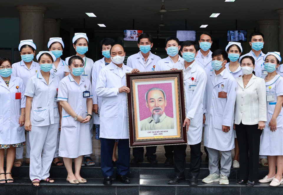 Chủ tịch nước Nguyễn Xuân Phúc tặng chân dung Chủ tịch Hồ Chí Minh cho Bệnh viện huyện Củ Chi. (Ảnh: Thống Nhất/TTXVN)